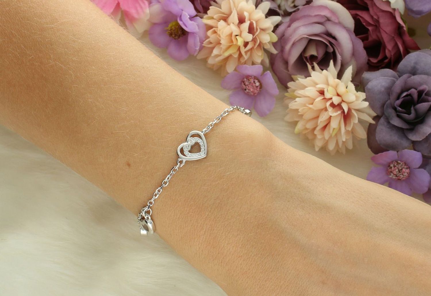 Bransoletka srebrna 925 z serduszkami i cyrkoniami na łańcuszku ankier. Model DIA-BRA-13343-925 – romantyczna biżuteria na co dzień i na prezent. Długość 15,5 + 2,5 cm, waga 4 g.1.jpg