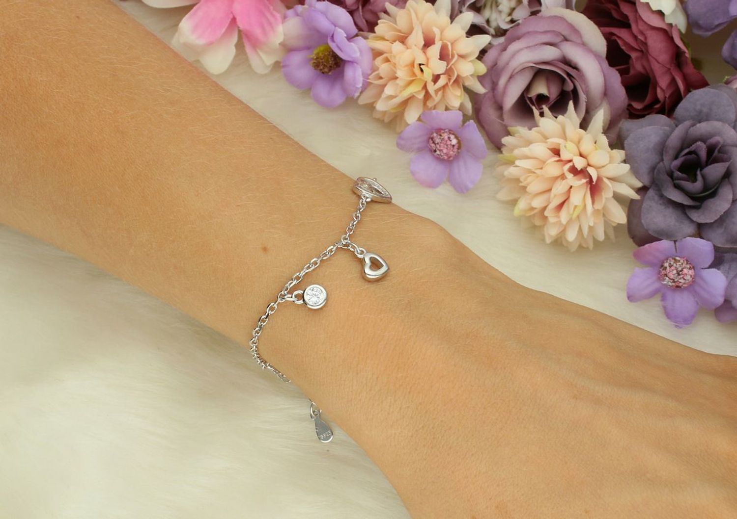 Bransoletka srebrna 925 z serduszkami i cyrkoniami na łańcuszku ankier. Model DIA-BRA-13343-925 – romantyczna biżuteria na co dzień i na prezent. Długość 15,5 + 2,5 cm, waga 4 g.1.jpg