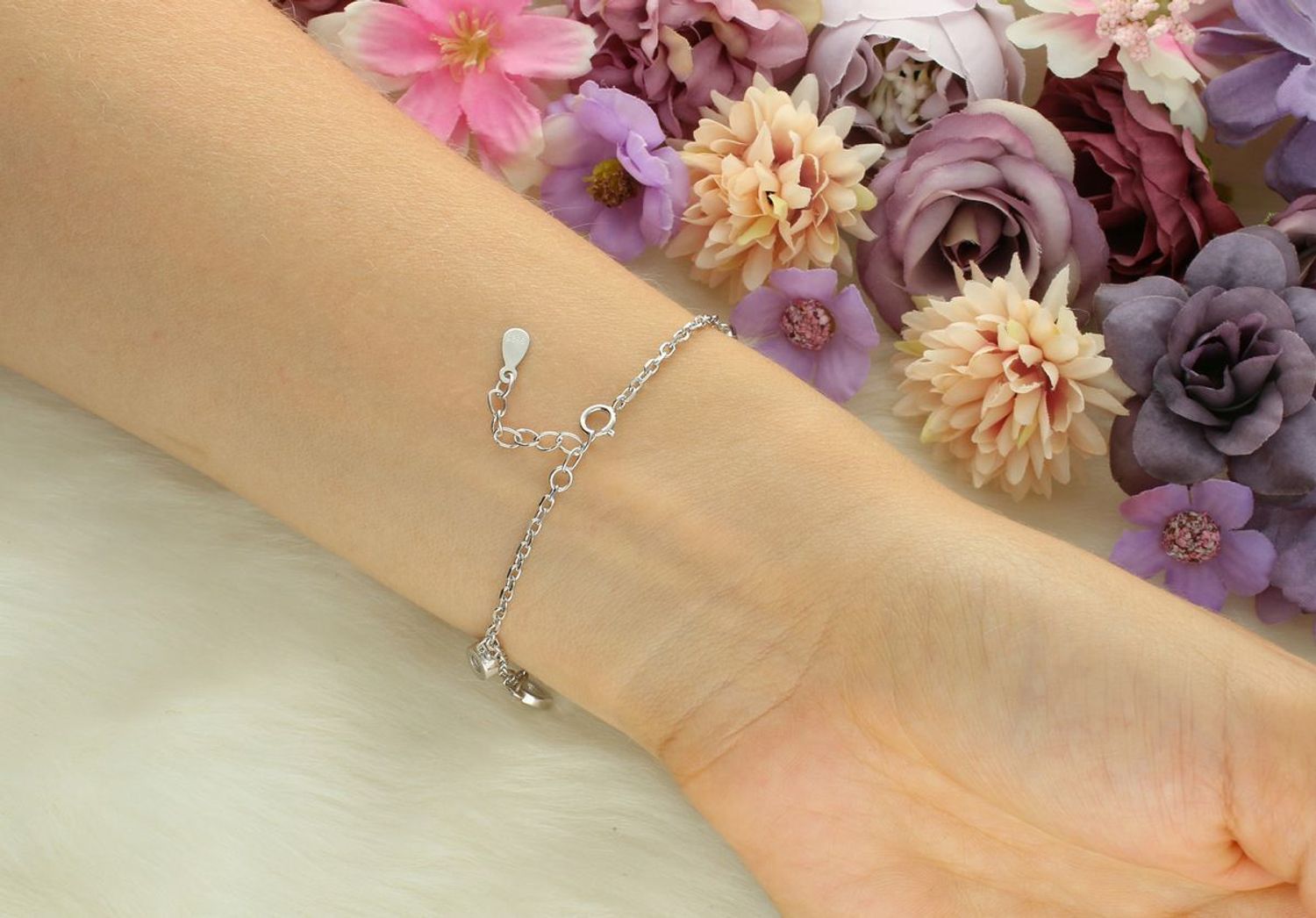 Bransoletka srebrna 925 z serduszkami i cyrkoniami na łańcuszku ankier. Model DIA-BRA-13343-925 – romantyczna biżuteria na co dzień i na prezent. Długość 15,5 + 2,5 cm, waga 4 g.1.jpg