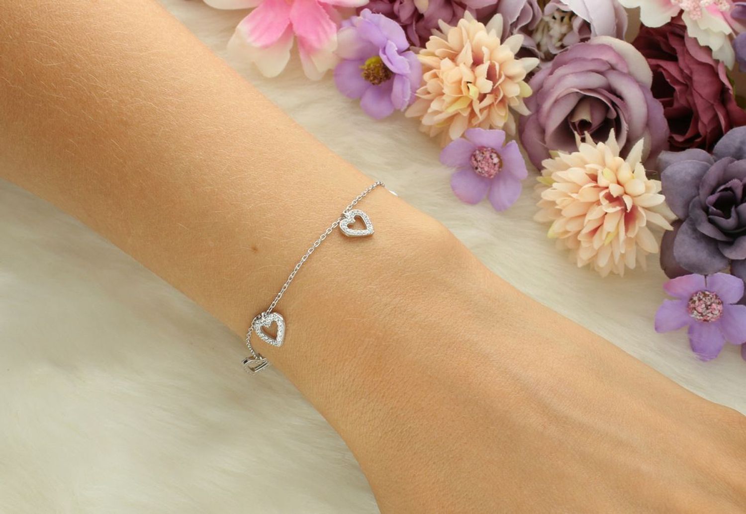 Damska bransoletka srebrna DIA-BRA-13344-925 z pięcioma zawieszkami w kształcie serduszek z cyrkoniami. Długość 16 cm + 4 cm regulacji, waga 2,5 g. Idealna na prezent!1.jpg