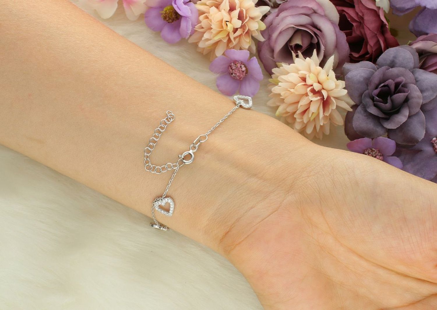 Damska bransoletka srebrna DIA-BRA-13344-925 z pięcioma zawieszkami w kształcie serduszek z cyrkoniami. Długość 16 cm + 4 cm regulacji, waga 2,5 g. Idealna na prezent!1.jpg
