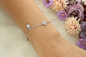 Bransoletka srebrna 925 typu ankier z gwiazdką zdobioną cyrkonią i wiszącymi serduszkami. Model DIA-BRA-13346-925, długość 16 + 3 cm, 4 g – delikatna i kobieca biżuteria z przesłaniem.4.jpg
