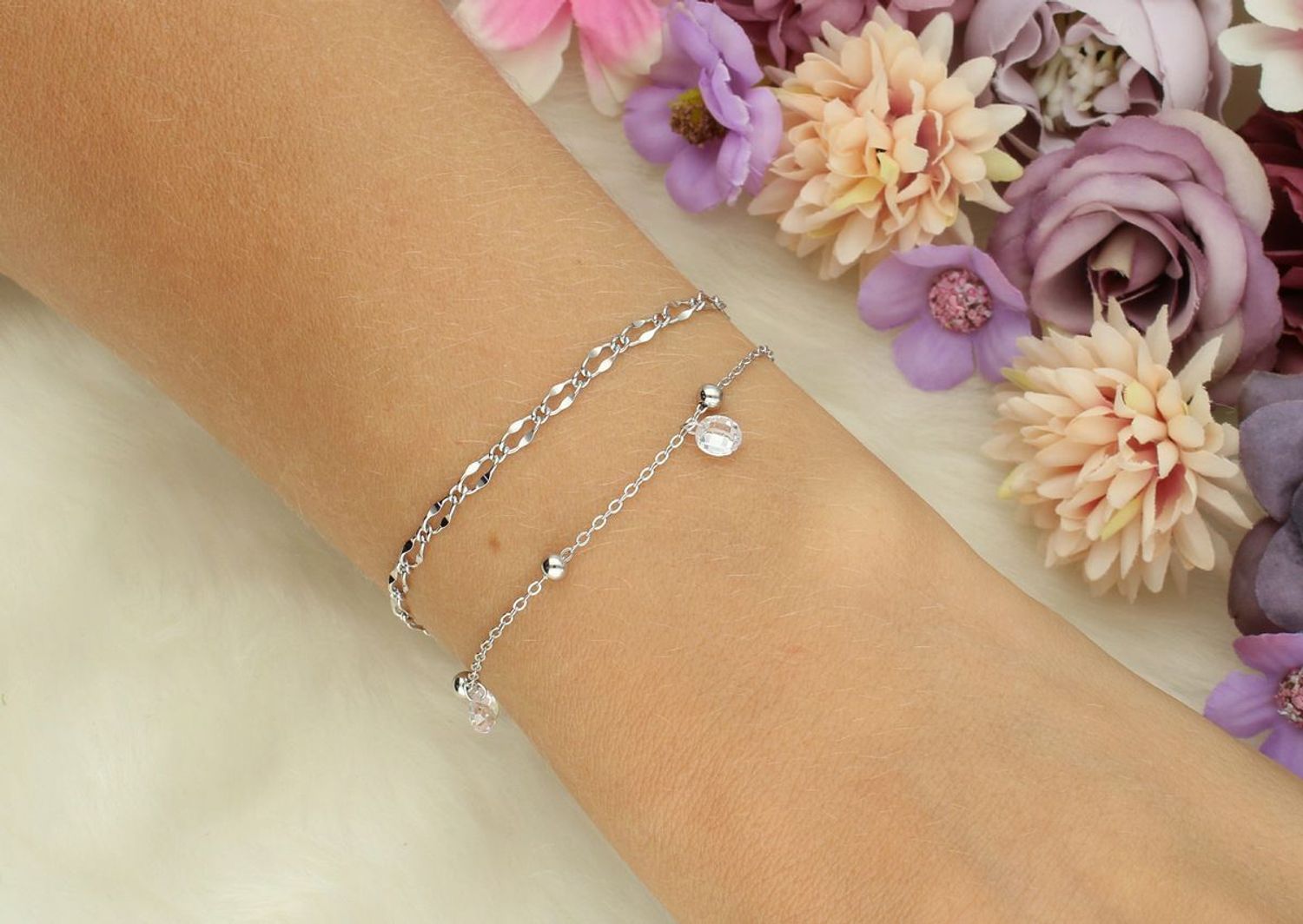 Bransoletka damska srebrna próby 925 z dwoma łańcuszkami, zawieszkami z cyrkonii i srebrnymi kuleczkami. Długość 16 + 3 cm, zapięcie na karabińczyk. Elegancja i lekkość w jednym.1.jpg