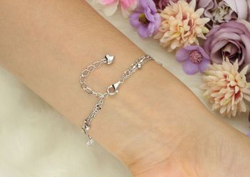 Bransoletka damska srebrna próby 925 z dwoma łańcuszkami, zawieszkami z cyrkonii i srebrnymi kuleczkami. Długość 16 + 3 cm, zapięcie na karabińczyk. Elegancja i lekkość w jednym.3.jpg