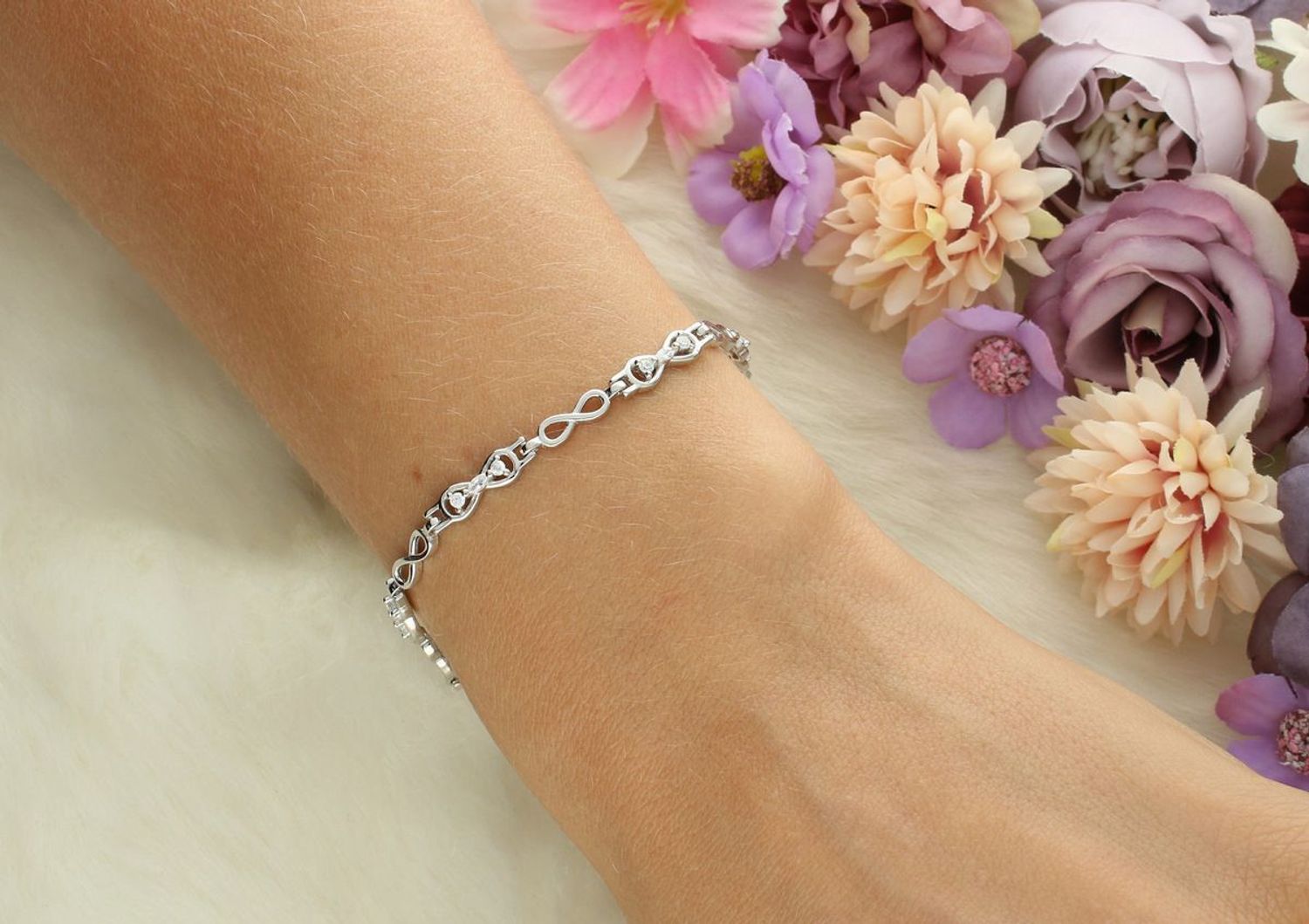 Odkryj srebrną bransoletkę 925 z motywem nieskończoności i cyrkoniami. Model DIA-BRA-13349-925 – elegancja, symbolika i styl w jednym. Idealna na prezent!1.jpg