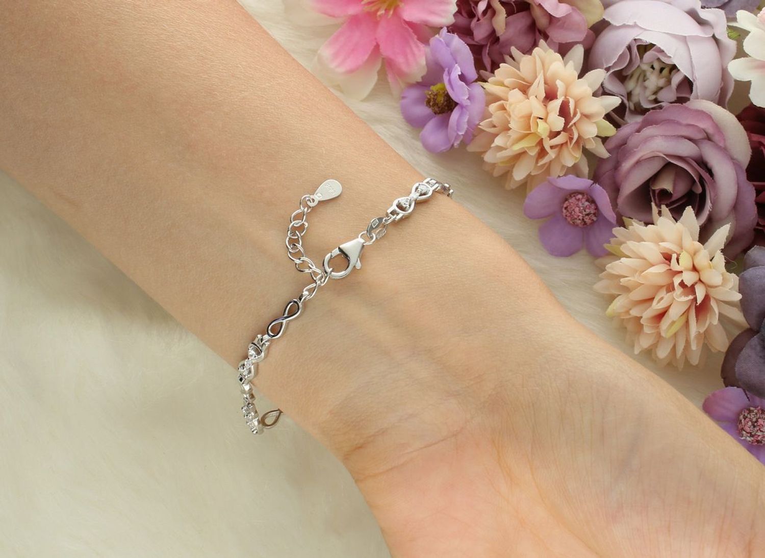 Odkryj srebrną bransoletkę 925 z motywem nieskończoności i cyrkoniami. Model DIA-BRA-13349-925 – elegancja, symbolika i styl w jednym. Idealna na prezent!1.jpg