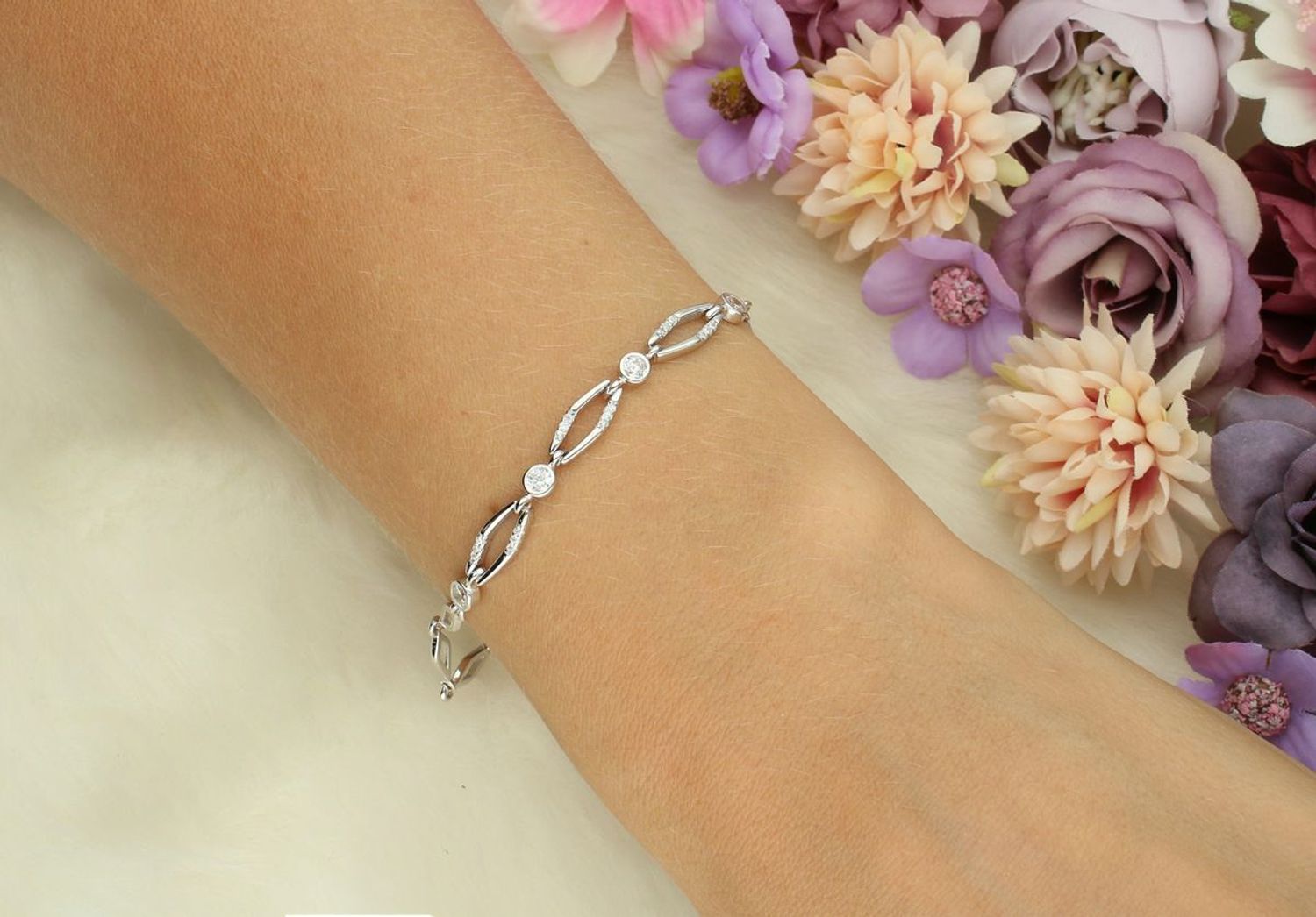 Geometryczna srebrna bransoletka 925 z cyrkoniami – model DIA-BRA-13350-925. Elegancki, nowoczesny design i wygodne zapięcie. Idealna na prezent i do codziennych stylizacji.1.jpg