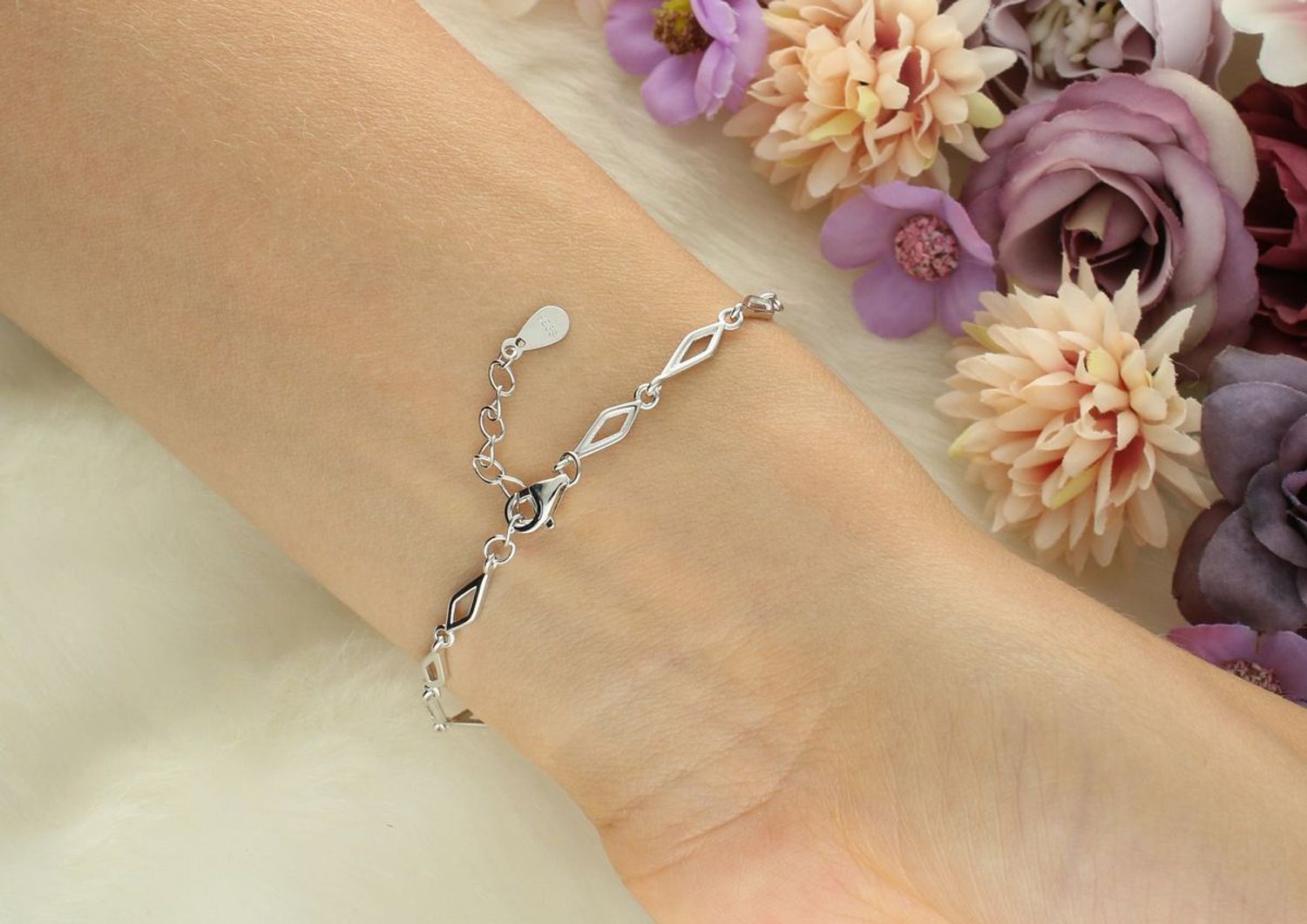 Geometryczna srebrna bransoletka 925 z cyrkoniami – model DIA-BRA-13350-925. Elegancki, nowoczesny design i wygodne zapięcie. Idealna na prezent i do codziennych stylizacji.1.jpg