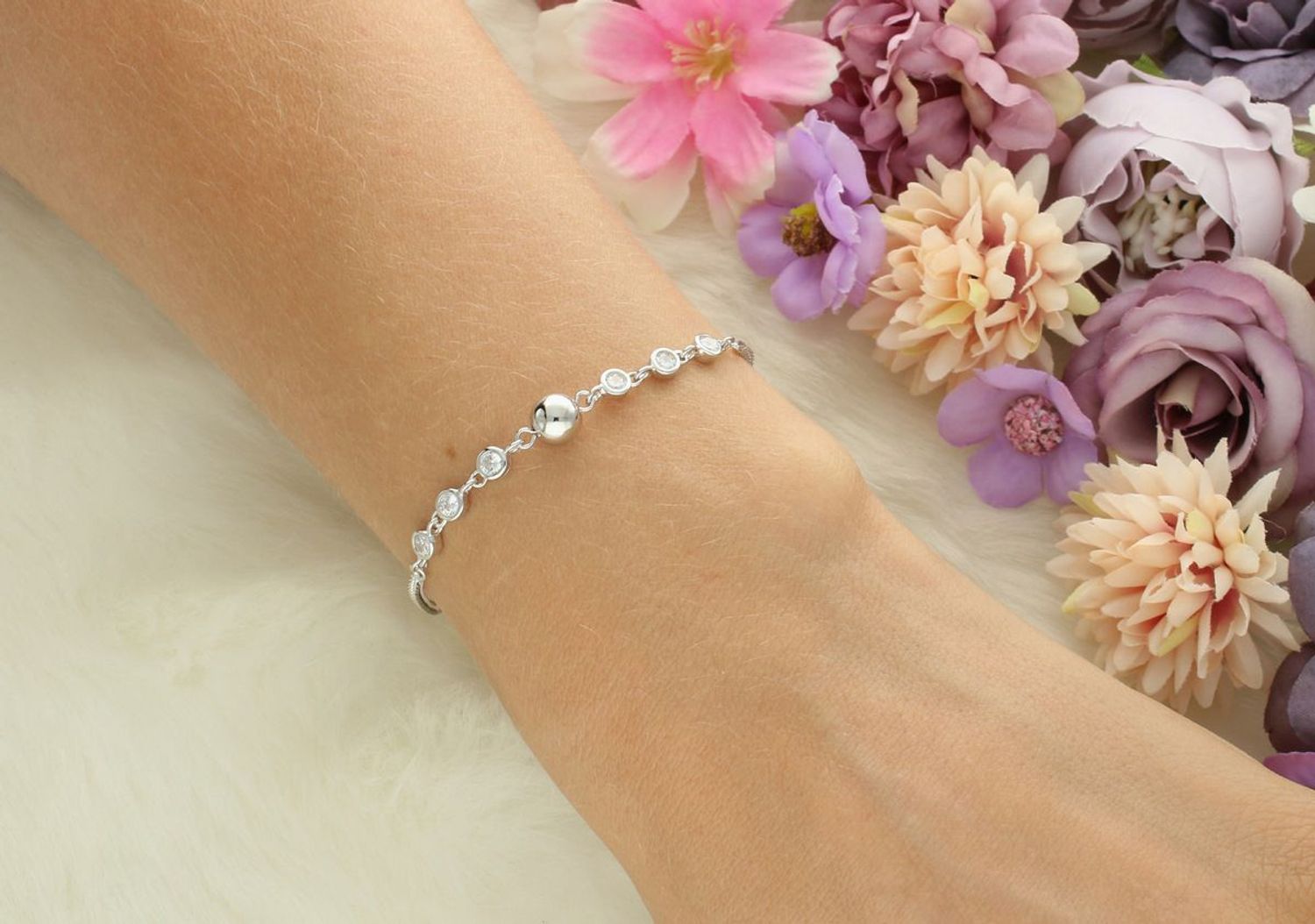 Subtelna bransoletka damska ze srebra 925 z kuleczką i cyrkoniami. Długość 16 + 3 cm, zapięcie na karabińczyk. Klasyczna elegancja i nowoczesny blask.1.jpg