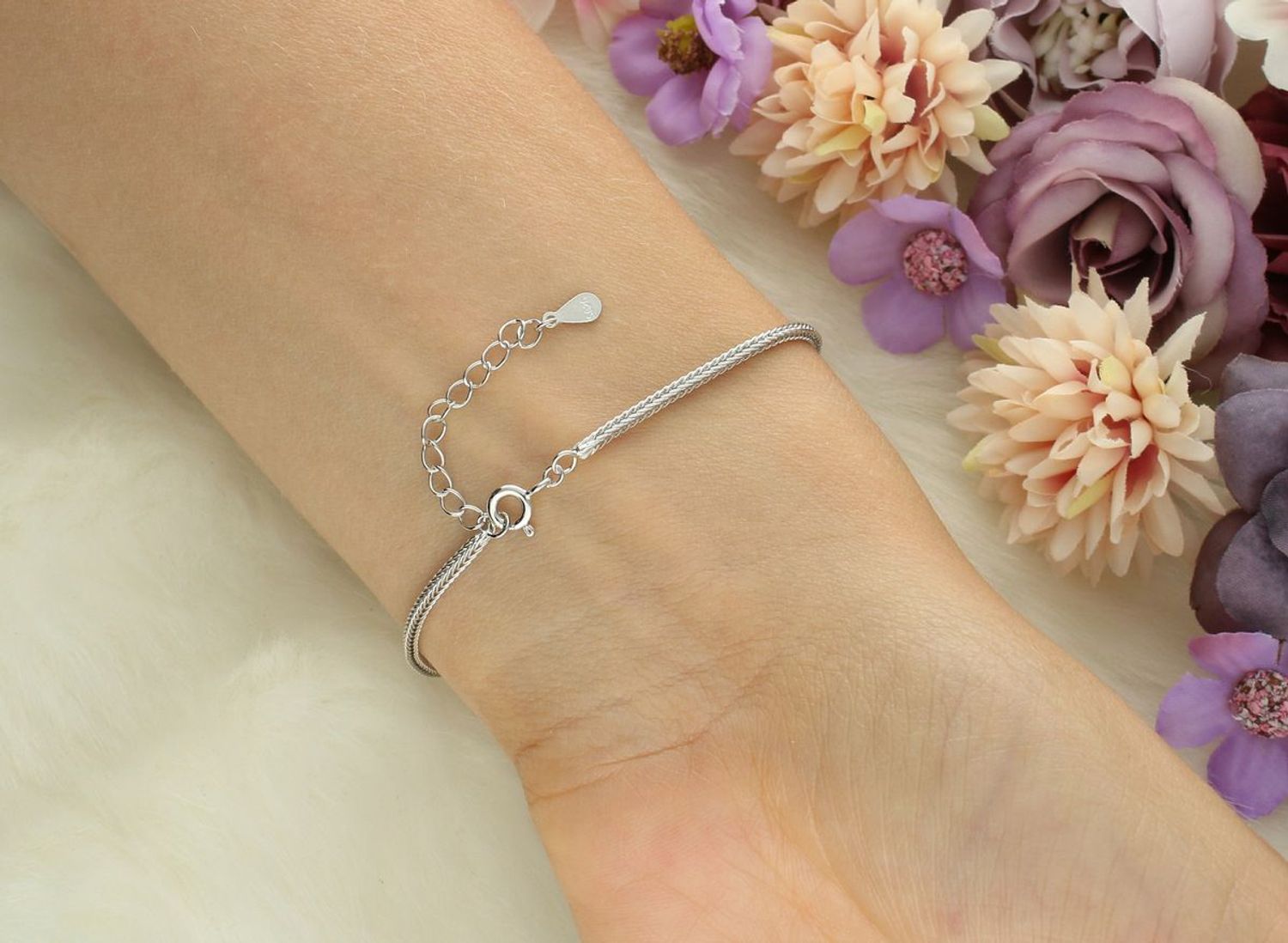 Subtelna bransoletka damska ze srebra 925 z kuleczką i cyrkoniami. Długość 16 + 3 cm, zapięcie na karabińczyk. Klasyczna elegancja i nowoczesny blask.1.jpg