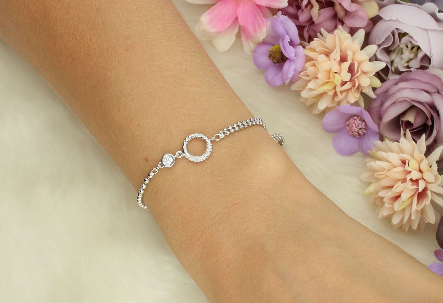 Bransoletka srebrna 925 z okrągłą zawieszką i cyrkonią. Model DIA-BRA-13353-925 – elegancka, minimalistyczna biżuteria dla kobiet. Długość 17 + 2 cm, waga 2,80 g.1.jpg