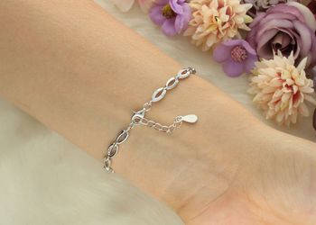 Srebrna bransoletka damska próby 925 z owalnymi oczkami zdobionymi cyrkoniami. Długość 16 + 3 cm, zapięcie na karabińczyk. Klasyka w eleganckim wydaniu.32.jpg