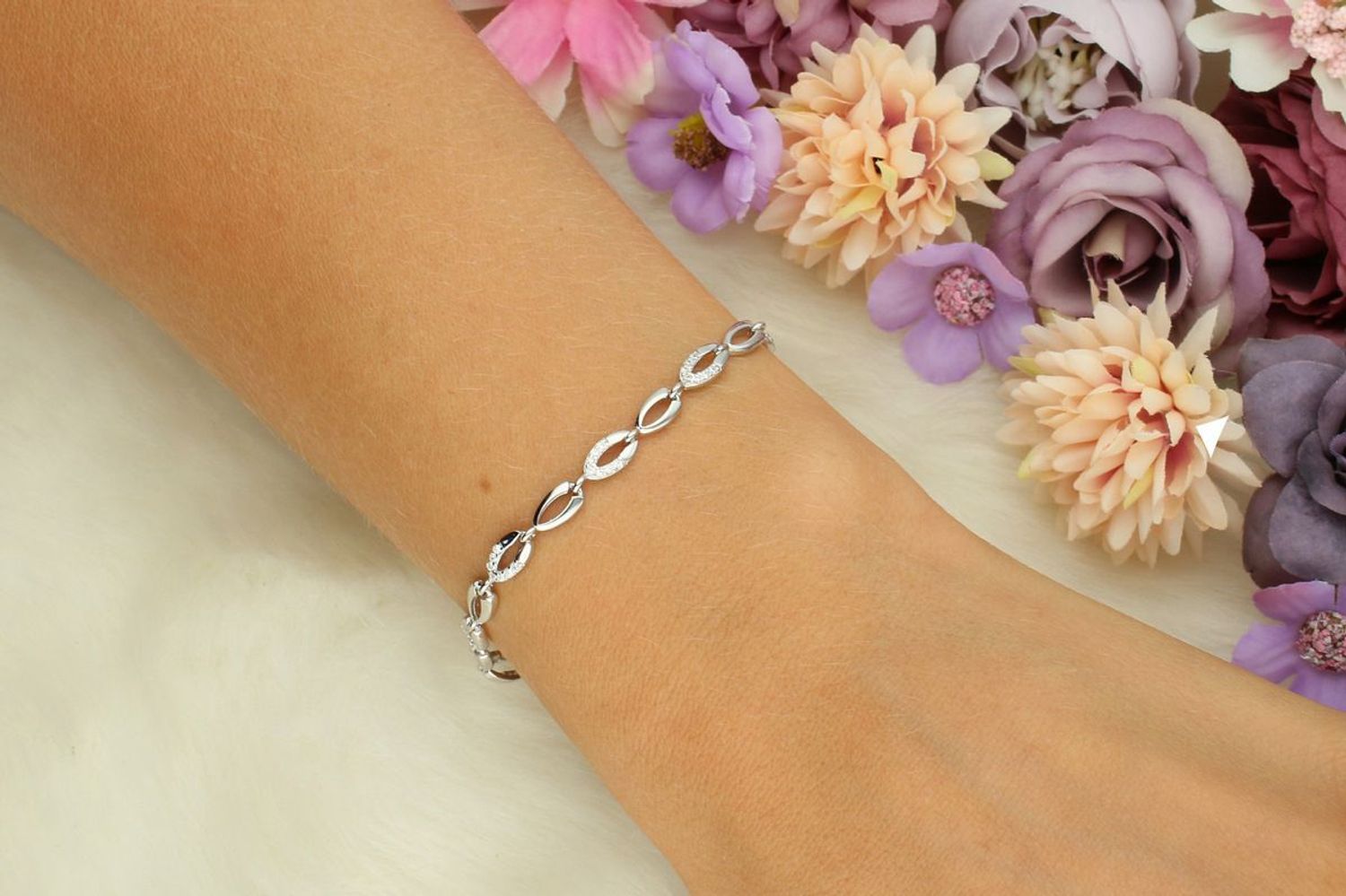 Srebrna bransoletka damska próby 925 z owalnymi oczkami zdobionymi cyrkoniami. Długość 16 + 3 cm, zapięcie na karabińczyk. Klasyka w eleganckim wydaniu.1.jpg