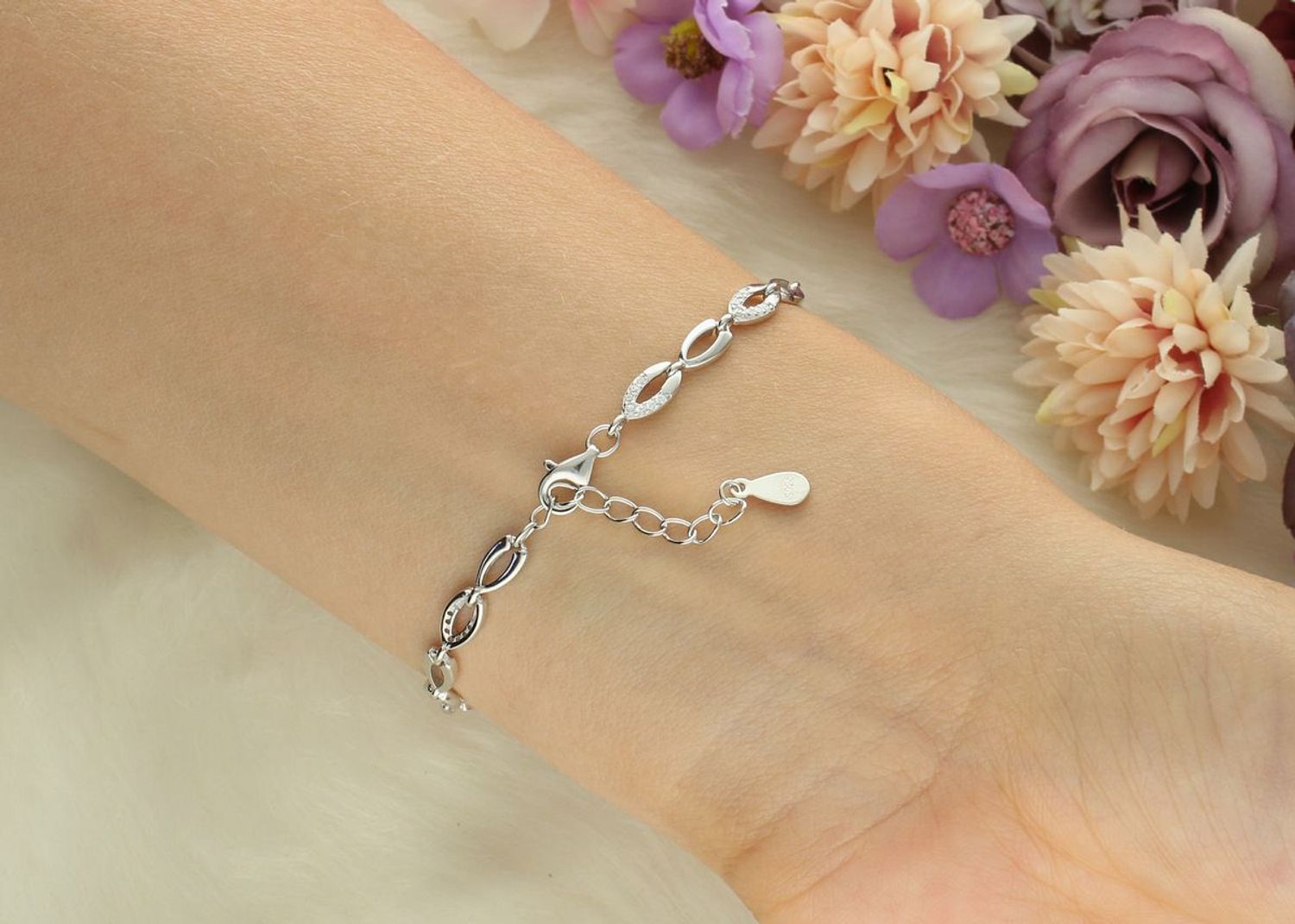 Srebrna bransoletka damska próby 925 z owalnymi oczkami zdobionymi cyrkoniami. Długość 16 + 3 cm, zapięcie na karabińczyk. Klasyka w eleganckim wydaniu.1.jpg