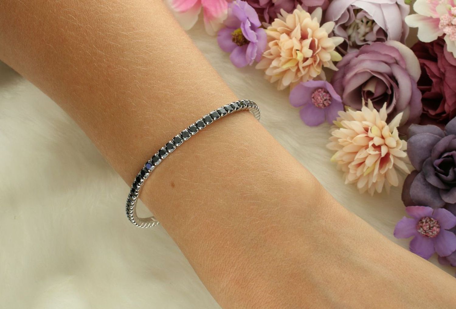 Elegancka damska bransoletka tenisowa DIA-BRA-13356-925 ze srebra próby 925, zdobiona czarnymi cyrkoniami. Na gumce, obwód 17 cm, szerokość 3 mm, waga 6,90 g.1.jpg