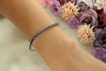 Elegancka damska bransoletka tenisowa DIA-BRA-13356-925 ze srebra próby 925, zdobiona czarnymi cyrkoniami. Na gumce, obwód 17 cm, szerokość 3 mm, waga 6,90 g.2.jpg