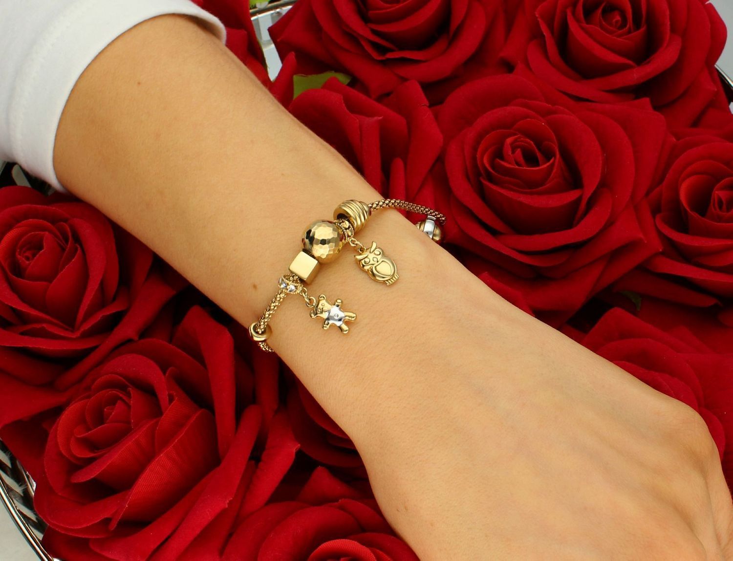 Złota bransoletka damska 333 Modułowa z zawieszkami. Wykonana z wysokiej jakości złota, bransoletka posiada kilka uroczych zawieszek, które nadają jej indywidualny charakter..jpg