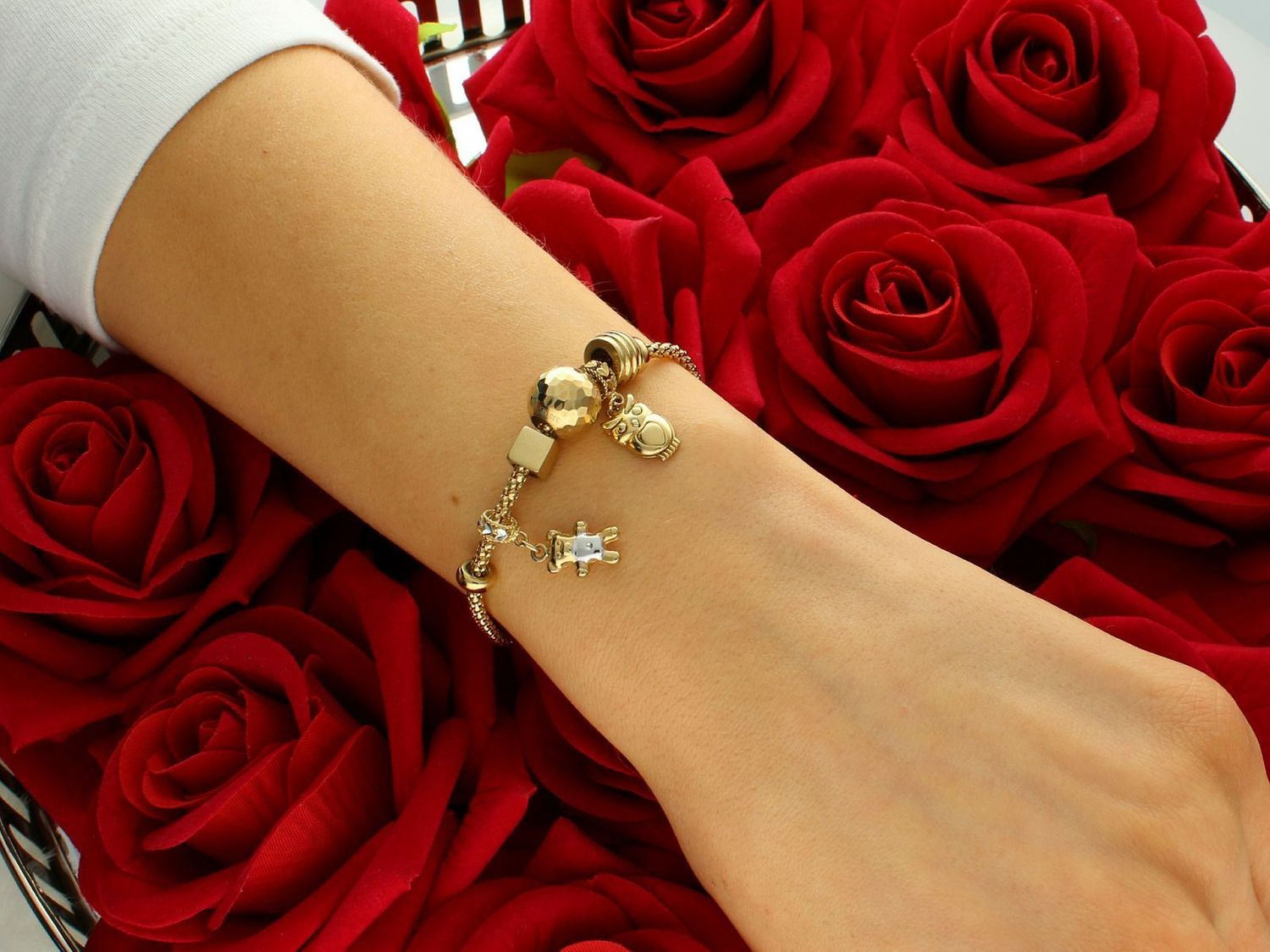 Złota bransoletka damska 333 Modułowa z zawieszkami. Wykonana z wysokiej jakości złota, bransoletka posiada kilka uroczych zawieszek, które nadają jej indywidualny charakter..jpg