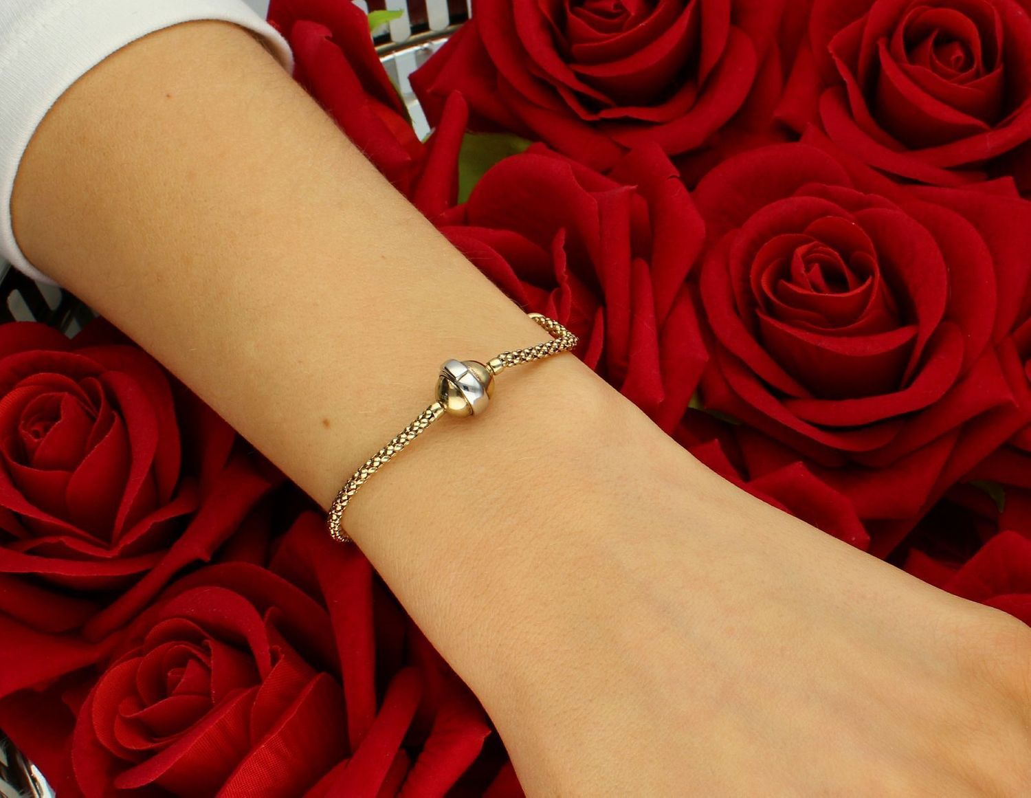 Złota bransoletka damska 333 Modułowa z zawieszkami. Wykonana z wysokiej jakości złota, bransoletka posiada kilka uroczych zawieszek, które nadają jej indywidualny charakter..jpg