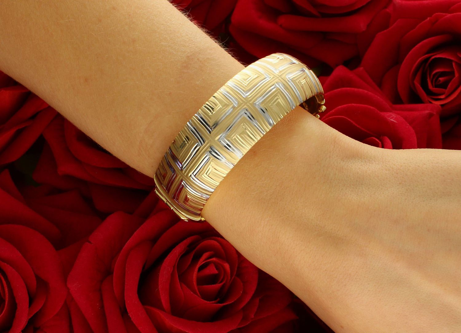 Bransoletka złota sztywna dwa wzory pr 585, DIA-BRA-1341-585 Klasyczna, sztywna bransoletka została wykonana z próby 585, ozdobiona z jednej strony drogą grecką, a z drugiej paseczkami, 0.jpg