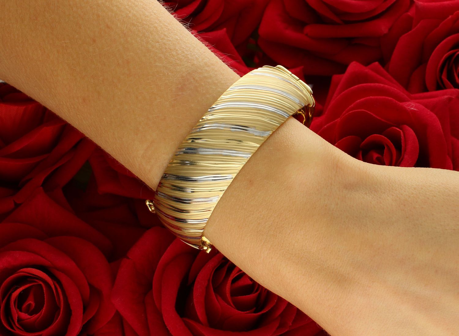 Bransoletka złota sztywna dwa wzory pr 585, DIA-BRA-1341-585 Klasyczna, sztywna bransoletka została wykonana z próby 585, ozdobiona z jednej strony drogą grecką, a z drugiej paseczkami, 0.jpg