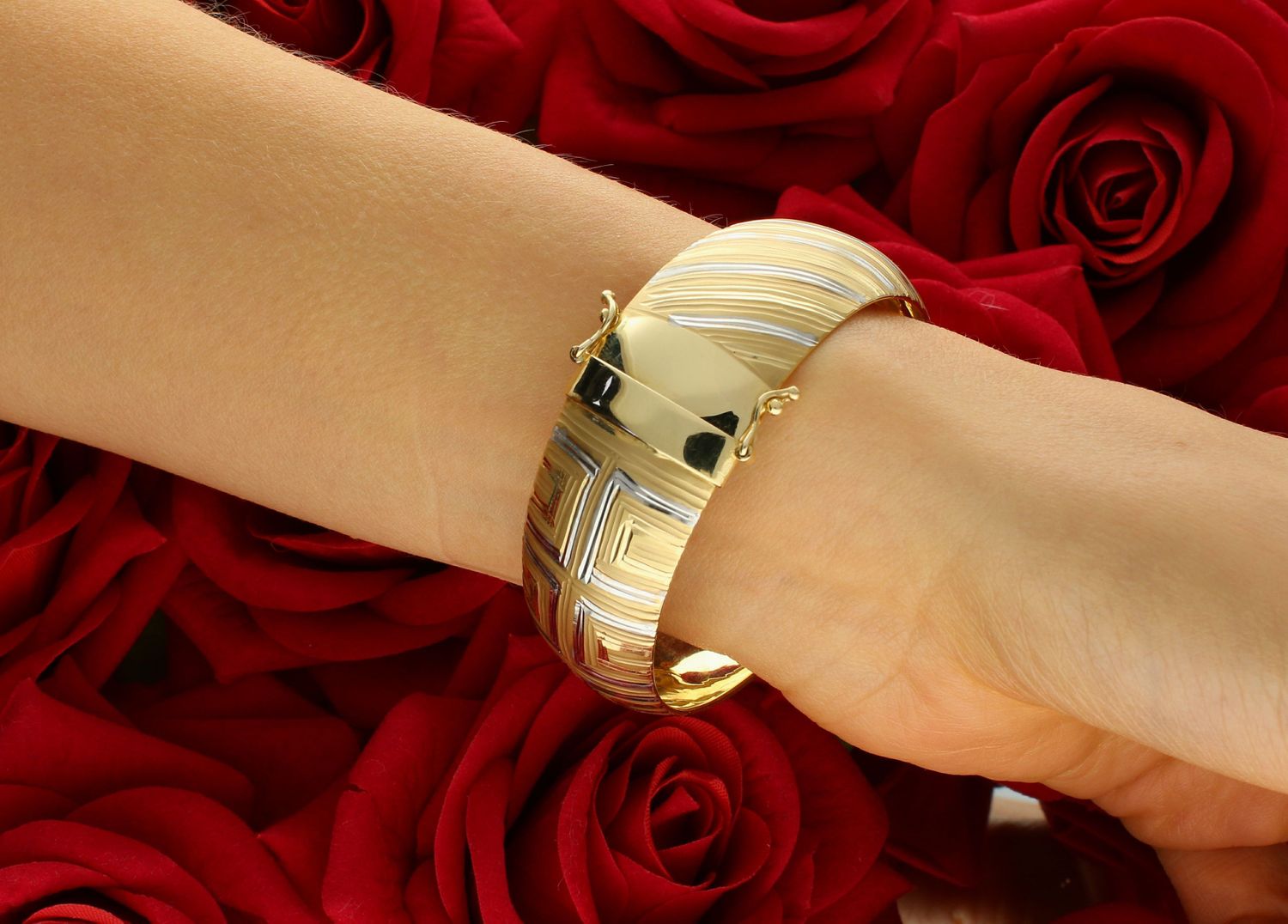 Bransoletka złota sztywna dwa wzory pr 585, DIA-BRA-1341-585 Klasyczna, sztywna bransoletka została wykonana z próby 585, ozdobiona z jednej strony drogą grecką, a z drugiej paseczkami, 0.jpg