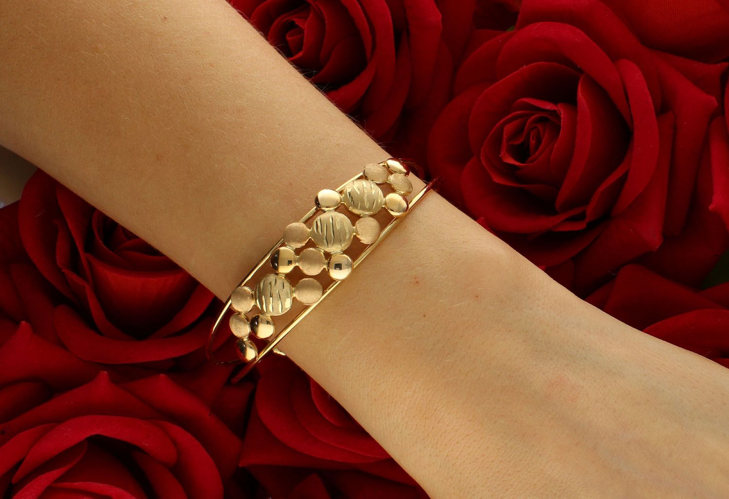 Bransoletka sztywna zdobiona kuleczkami pr 585, DIA-BRA-1342-585 Złota bransoletka wykonana z 14 karatowego żółtego złota. Bransoletka to idealny pomysł na prezent.1.jpg