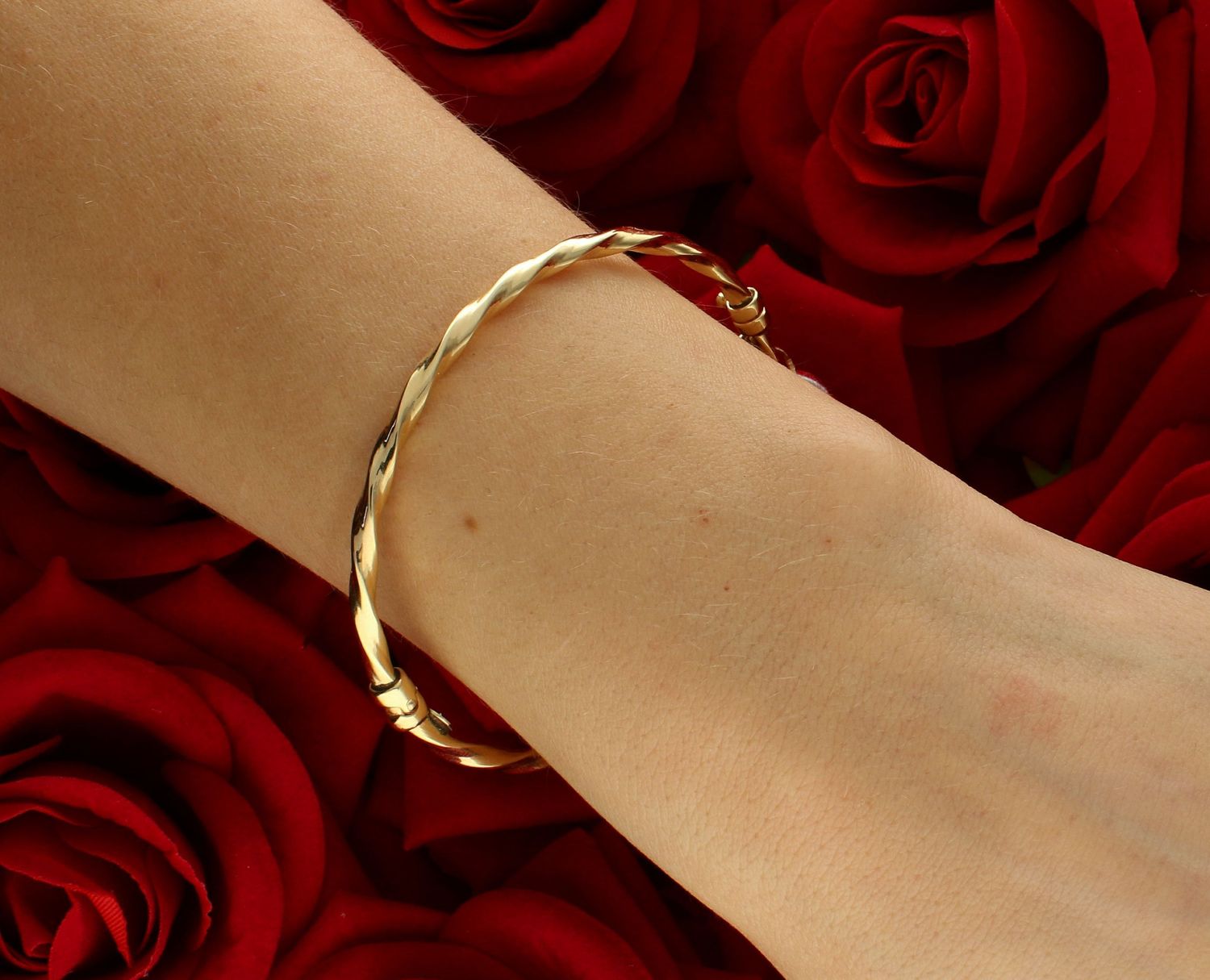 Bransoletka złota sztywna skręcona pr 585, DIA-BRA-1345-585 Złota bransoletka wykonana z 14 karatowego żółtego złota. Bransoletka to idealny pomysł na prezent. Złota bransoletka sztywna z modnym wzorem1.jpg