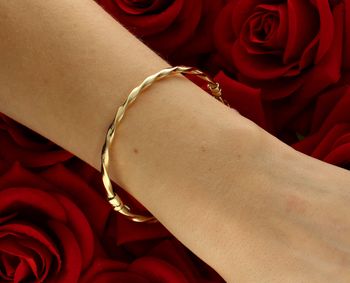 Bransoletka złota sztywna skręcona pr 585, DIA-BRA-1345-585 Złota bransoletka wykonana z 14 karatowego żółtego złota. Bransoletka to idealny pomysł na prezent. Złota bransoletka sztywna z modnym wzorem2.jpg