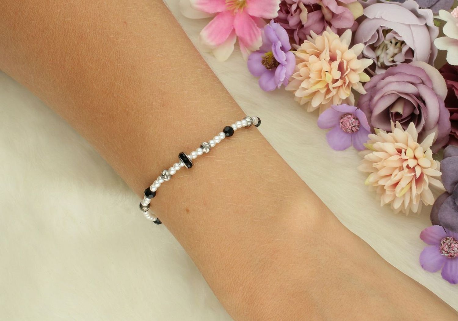 Bransoletka damska ze srebra próby 925 z perełkami i czarnymi cyrkoniami. Regulowana długość 17+5 cm, waga 2,13 g. Elegancki i kobiecy dodatek idealny na prezent.1.jpg