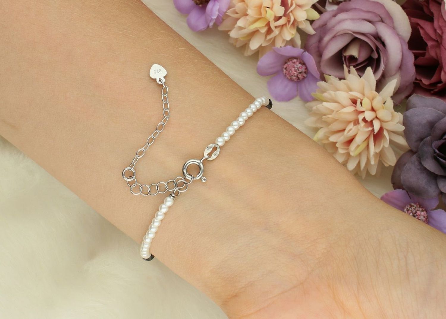 Bransoletka damska ze srebra próby 925 z perełkami i czarnymi cyrkoniami. Regulowana długość 17+5 cm, waga 2,13 g. Elegancki i kobiecy dodatek idealny na prezent.1.jpg