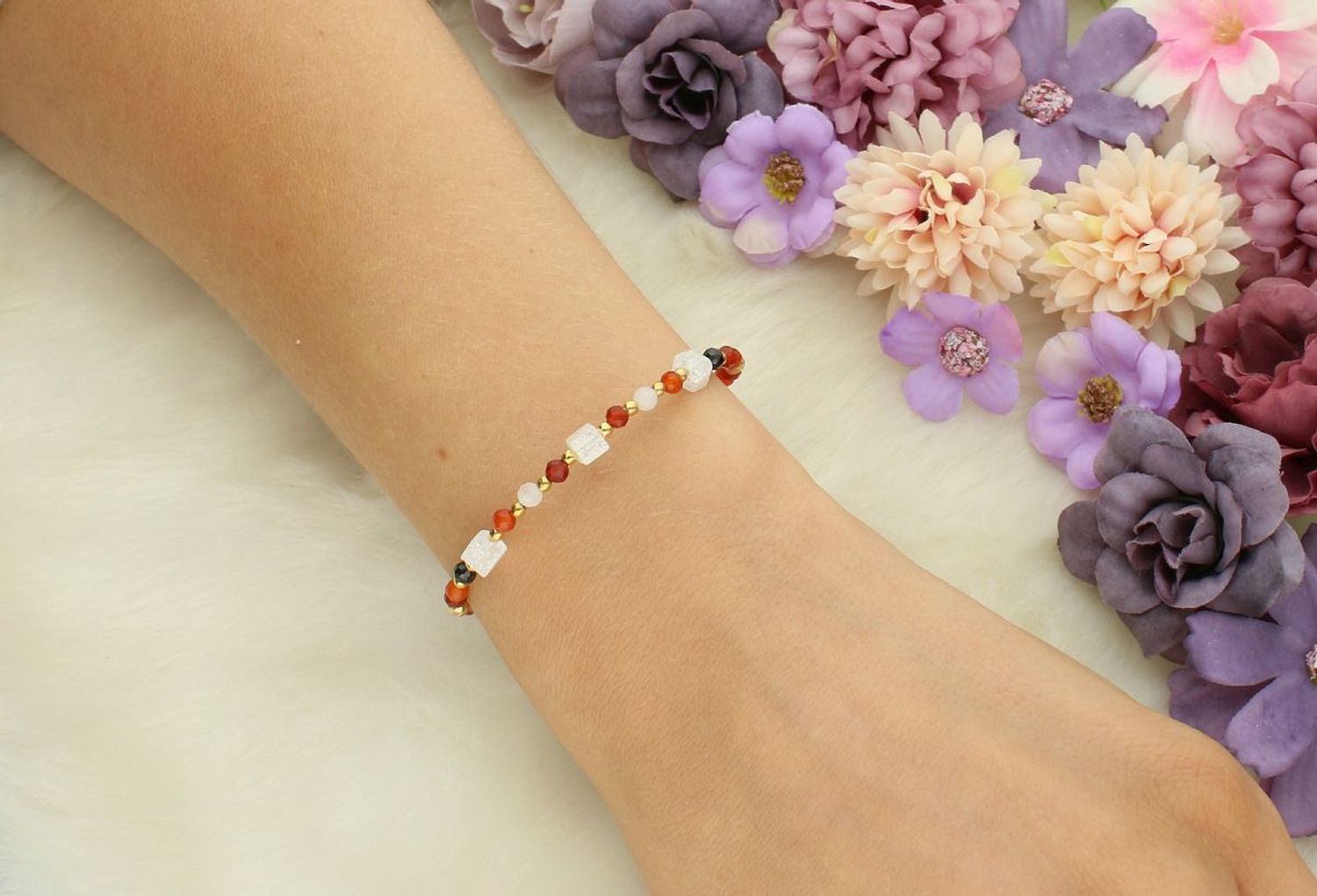 Delikatna bransoletka damska ze srebra 925 z kamieniami kwarc różowy, kryształ górski i agat. Długość 16+3 cm, zapięcie na karabińczyk, waga 8 g.1.jpg