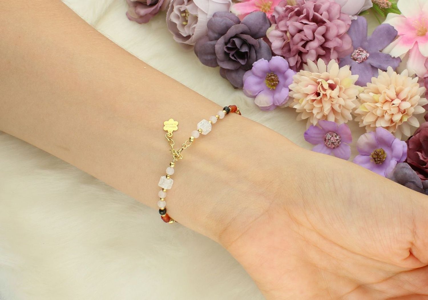 Delikatna bransoletka damska ze srebra 925 z kamieniami kwarc różowy, kryształ górski i agat. Długość 16+3 cm, zapięcie na karabińczyk, waga 8 g.1.jpg