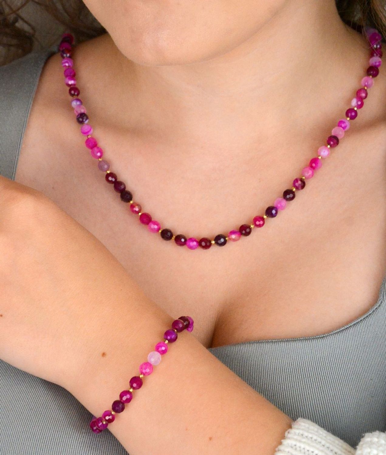 Elegancka bransoletka damska z srebra próby 925 pozłacana, ozdobiona naturalnym różowym agatem 6 mm. Długość 18 cm + 3 cm regulacji, zapięcie na karabińczyk.1.jpg