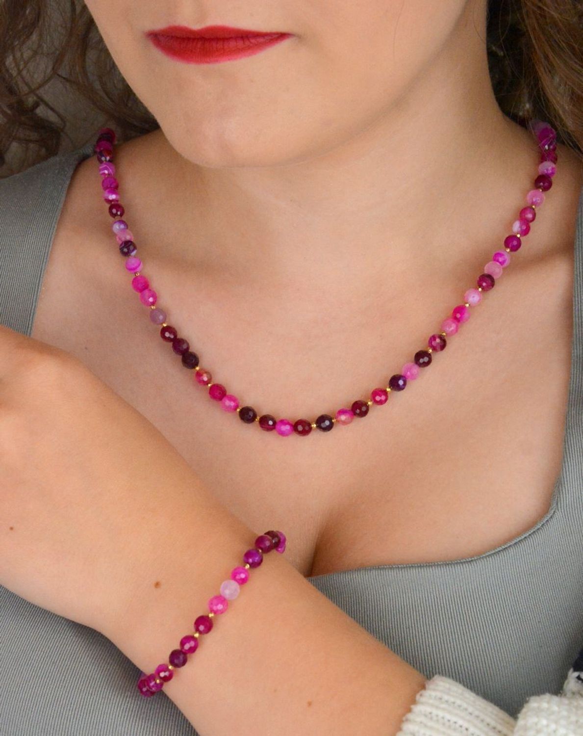 Elegancka bransoletka damska z srebra próby 925 pozłacana, ozdobiona naturalnym różowym agatem 6 mm. Długość 18 cm + 3 cm regulacji, zapięcie na karabińczyk.1.jpg