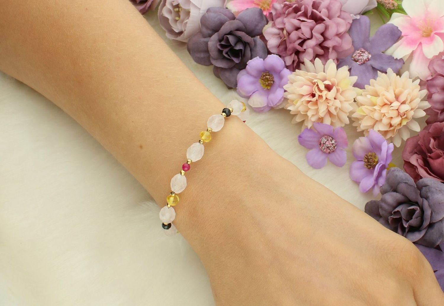 Bransoletka damska ze srebra próby 925 z naturalnymi kamieniami rubin, bursztyn i kwarc różowy. Długość 17+2 cm, zapięcie na karabińczyk, waga 6,10 g.1.jpg