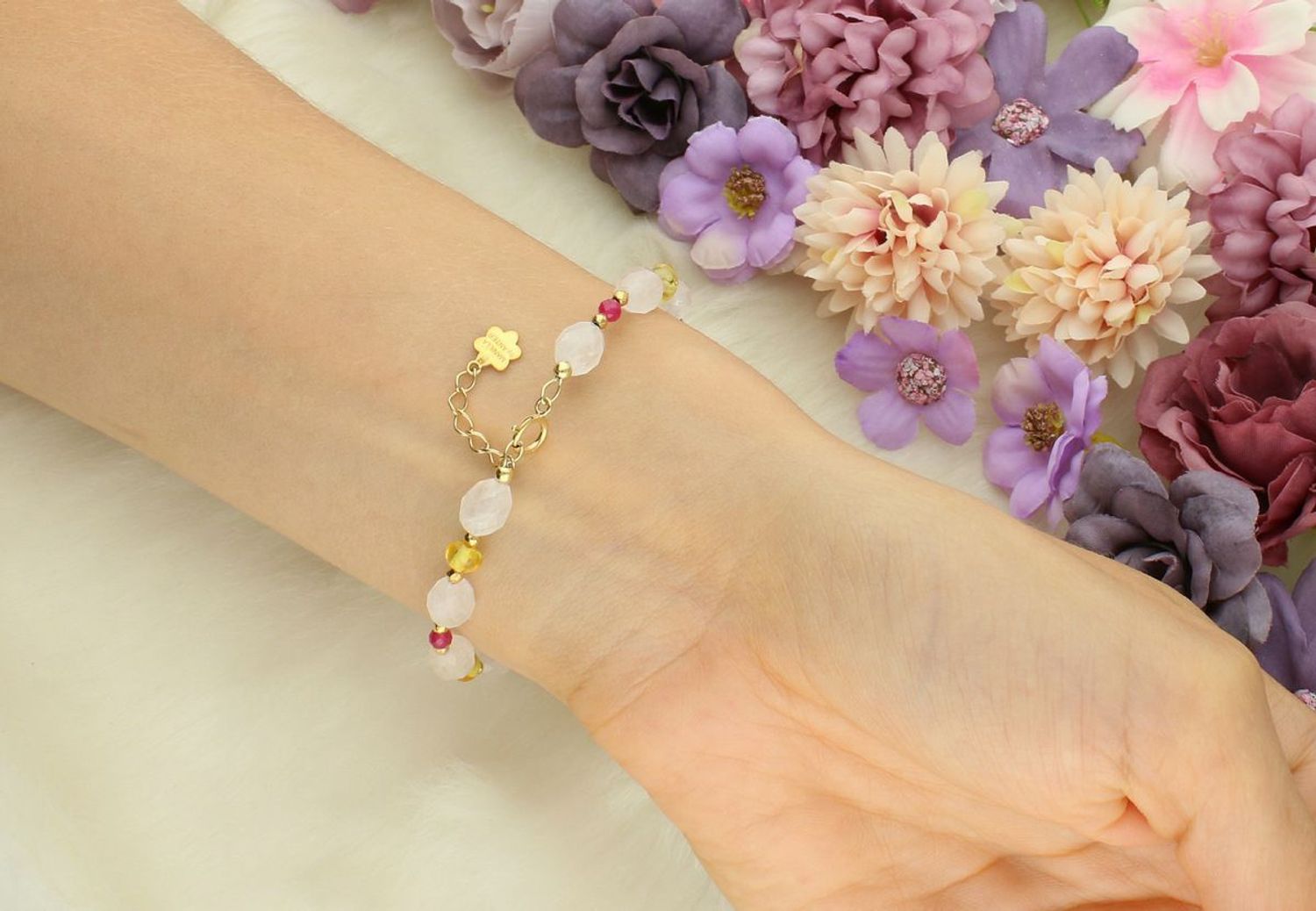 Bransoletka damska ze srebra próby 925 z naturalnymi kamieniami rubin, bursztyn i kwarc różowy. Długość 17+2 cm, zapięcie na karabińczyk, waga 6,10 g.1.jpg