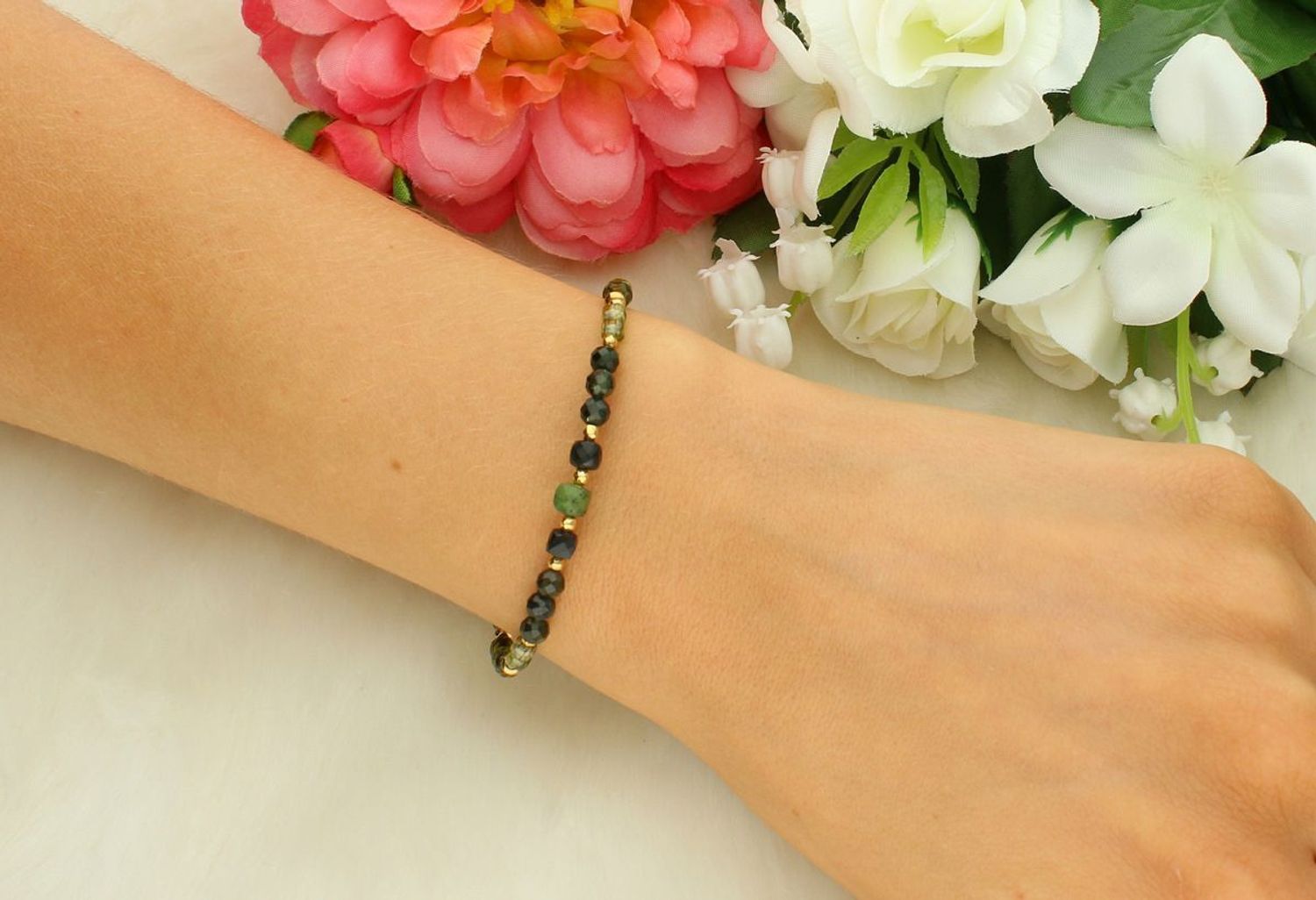 Delikatna bransoletka damska srebrna próba 925 z kamieniami naturalnymi nefryt i verdelit. Długość 17+2 cm, zapięcie na karabińczyk, waga 4,00 g.1.jpg