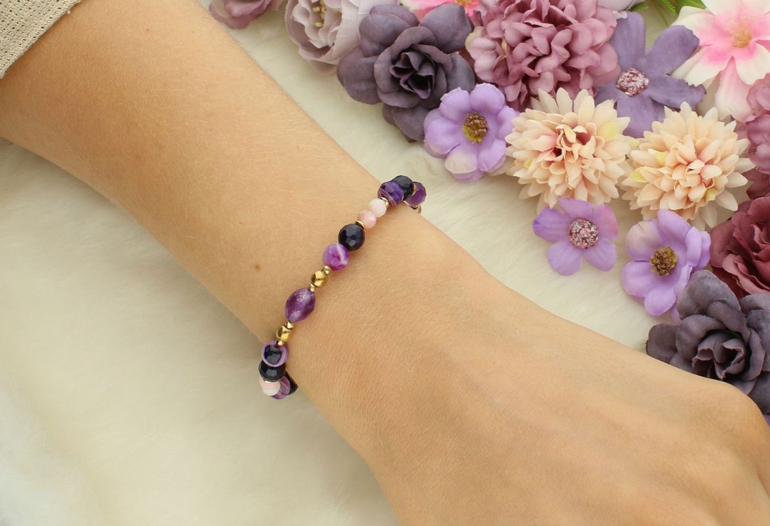 Bransoletka damska srebrna próby 925 z naturalnymi kamieniami agat, ametyst, opal. Długość 18 + 2 cm, zapięcie na karabińczyk, kamienie 8–4 mm, 7,50 g.1.jpg