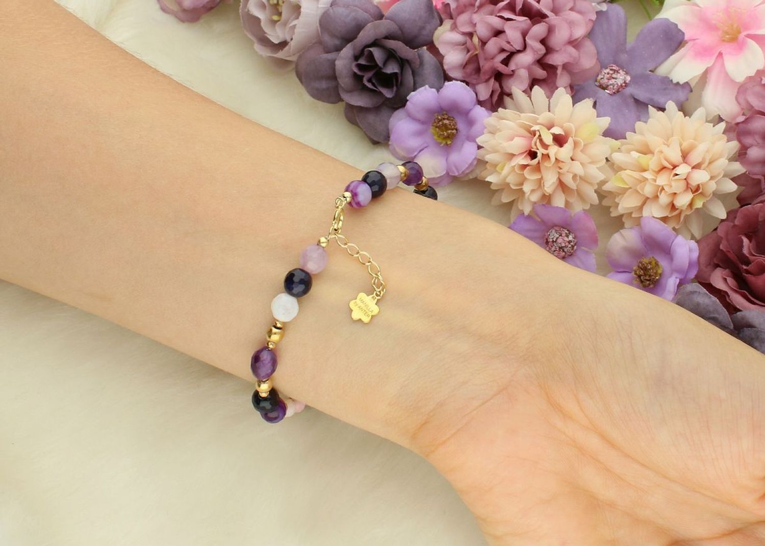 Bransoletka damska srebrna próby 925 z naturalnymi kamieniami agat, ametyst, opal. Długość 18 + 2 cm, zapięcie na karabińczyk, kamienie 8–4 mm, 7,50 g.1.jpg