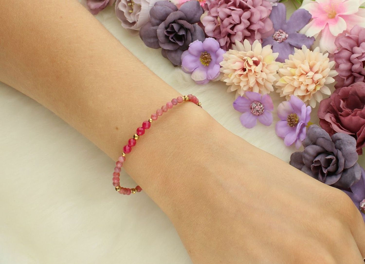 Pozłacana bransoletka srebrna 925 z naturalnym rubinem, rodonitem i kryształami Swarovski. Subtelna i kobieca – długość 17 + 2 cm. Idealna na prezent.1.jpg