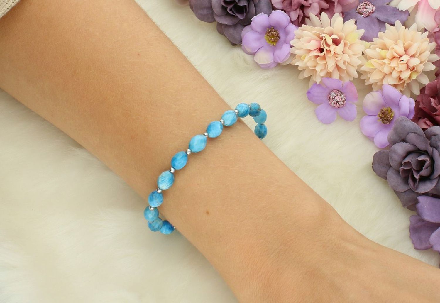 Bransoletka srebrna próby 925 z naturalnym apatytem i hematytem. Kamienie 6–8 mm. Długość 20 cm, zapięcie na karabińczyk. Elegancka i kobieca.1.jpg