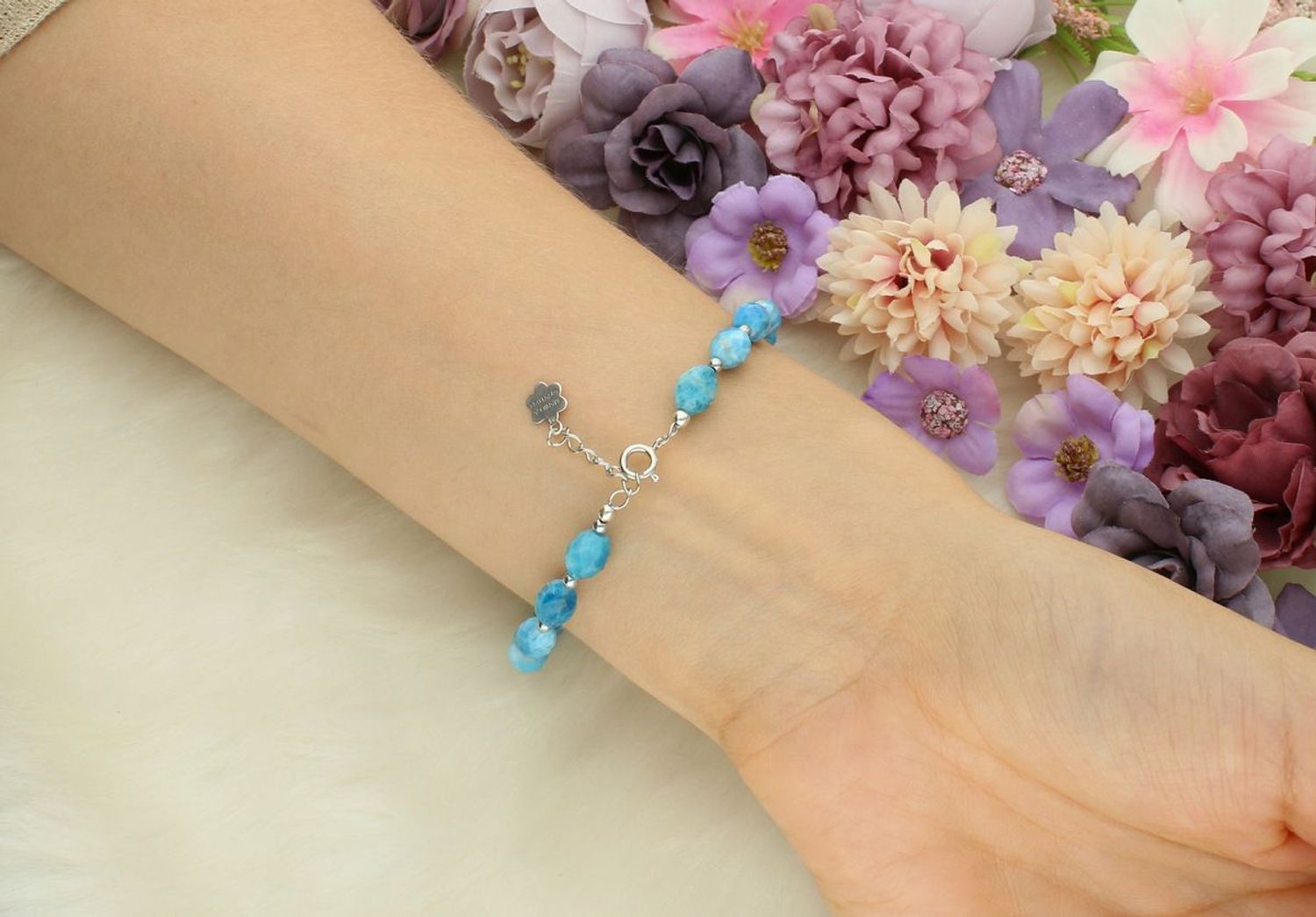 Bransoletka srebrna próby 925 z naturalnym apatytem i hematytem. Kamienie 6–8 mm. Długość 20 cm, zapięcie na karabińczyk. Elegancka i kobieca.1.jpg