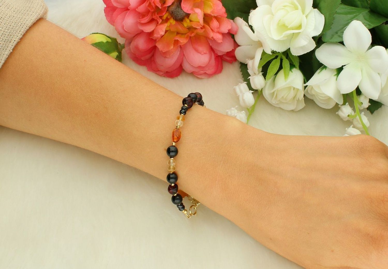 Elegancka bransoletka damska ze srebra próby 925 z naturalnymi kamieniami bursztyn, turmalin, cytryn i spinel. Długość 18 cm + 2 cm regulacji, zapięcie na karabińczyk, waga 5,80 g.1.jpg