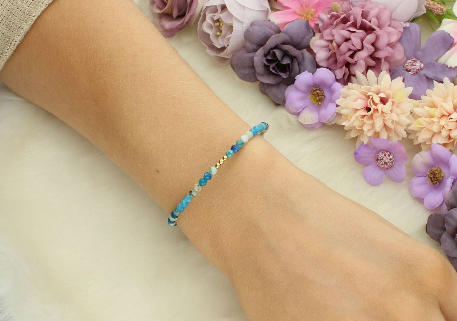 Bransoletka damska srebrna pozłacana próba 925 z kamieniami apatytu. Długość 17+2 cm, lekka i subtelna – idealna na co dzień. Waga 2,50 g.1.jpg