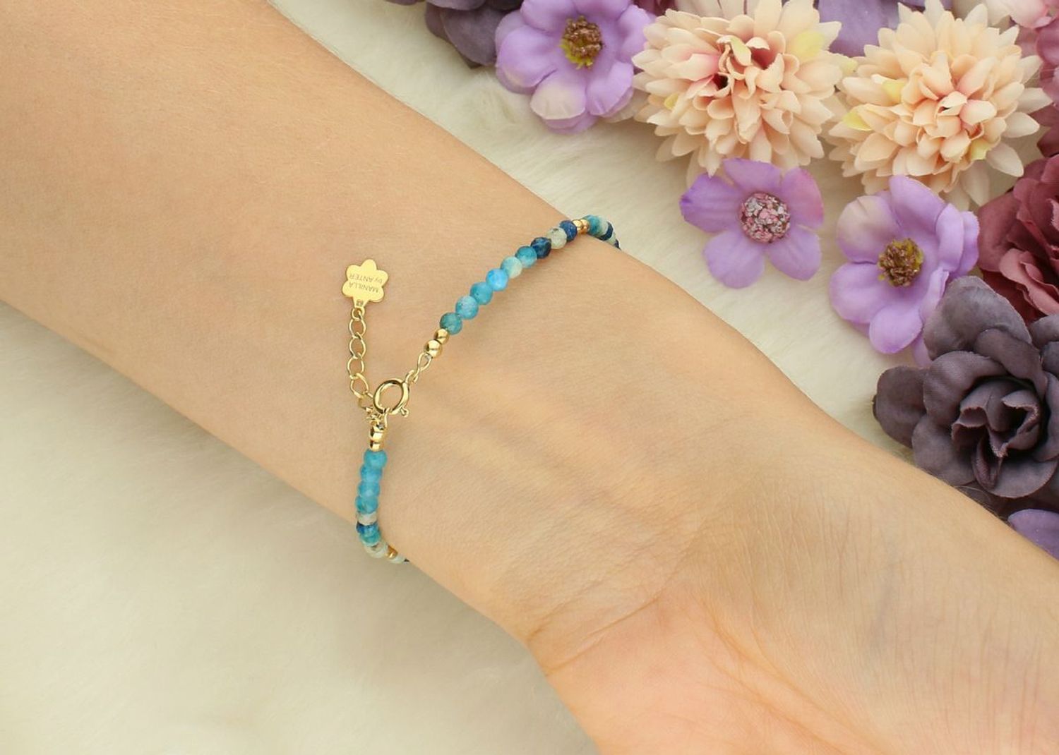 Bransoletka damska srebrna pozłacana próba 925 z kamieniami apatytu. Długość 17+2 cm, lekka i subtelna – idealna na co dzień. Waga 2,50 g.1.jpg