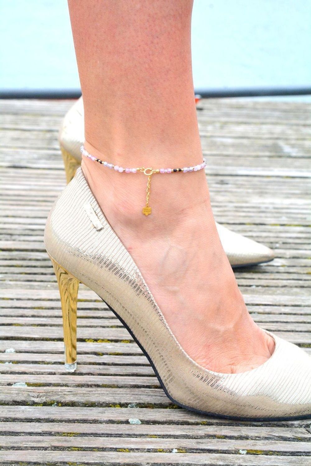 Delikatna bransoletka na nogę ze srebra próby 925 z kamieniami topaz, noc Kairu, kunzyt. Długość 23+2 cm, waga 4,90 g. Subtelna biżuteria na lato.1.jpg