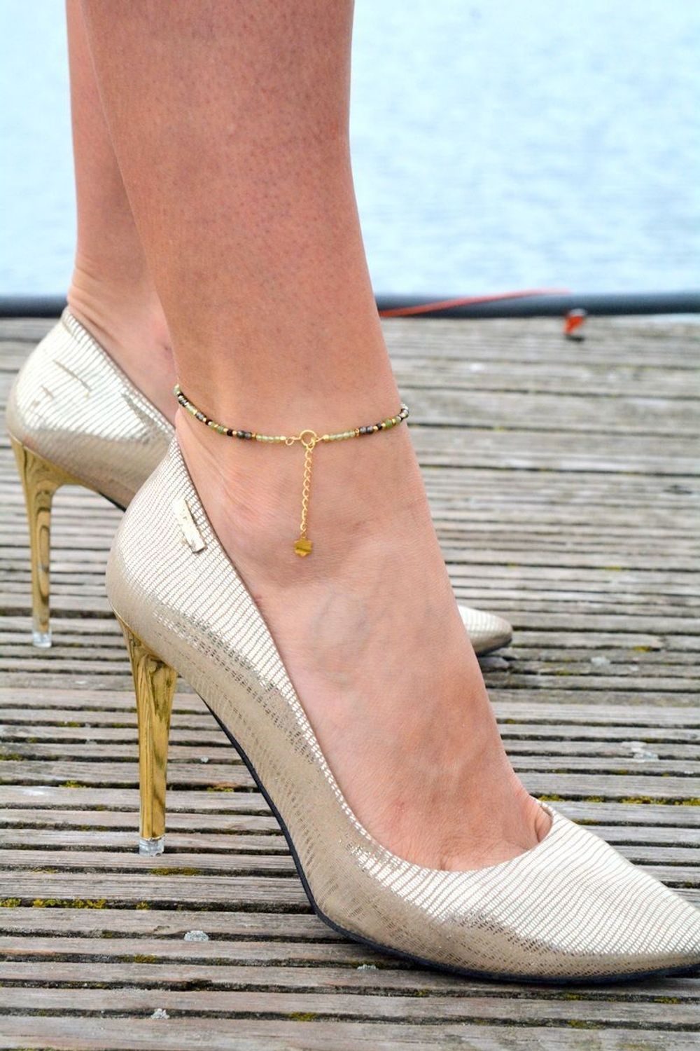 Bransoletka na nogę z kamieniami naturalnymi nefrytem, turmalinem i oliwinem. Ręcznie wykonana, srebro próby 925. Delikatna i kobieca biżuteria.1.jpg