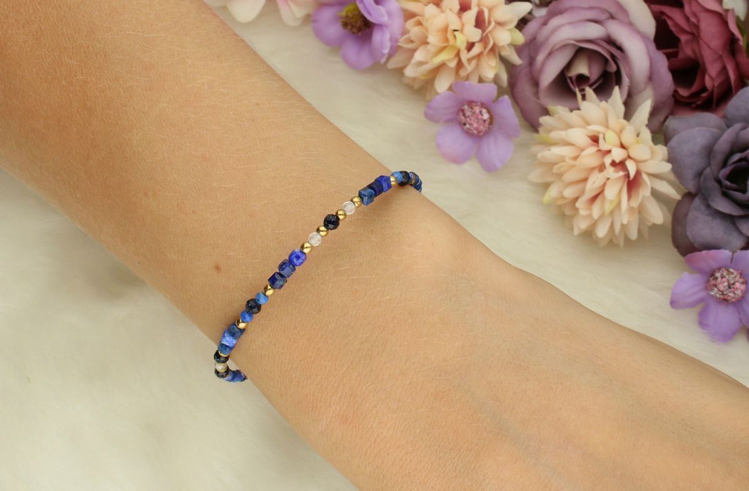 Pozłacana bransoletka damska DIA-BRA-13544-925 ze srebra próby 925, zdobiona kamieniami naturalnymi lapis, noc Kairu, kryształ górski. Długość 17+3 cm, waga 2,30 g. Delikatna i elegancka.1.jpg