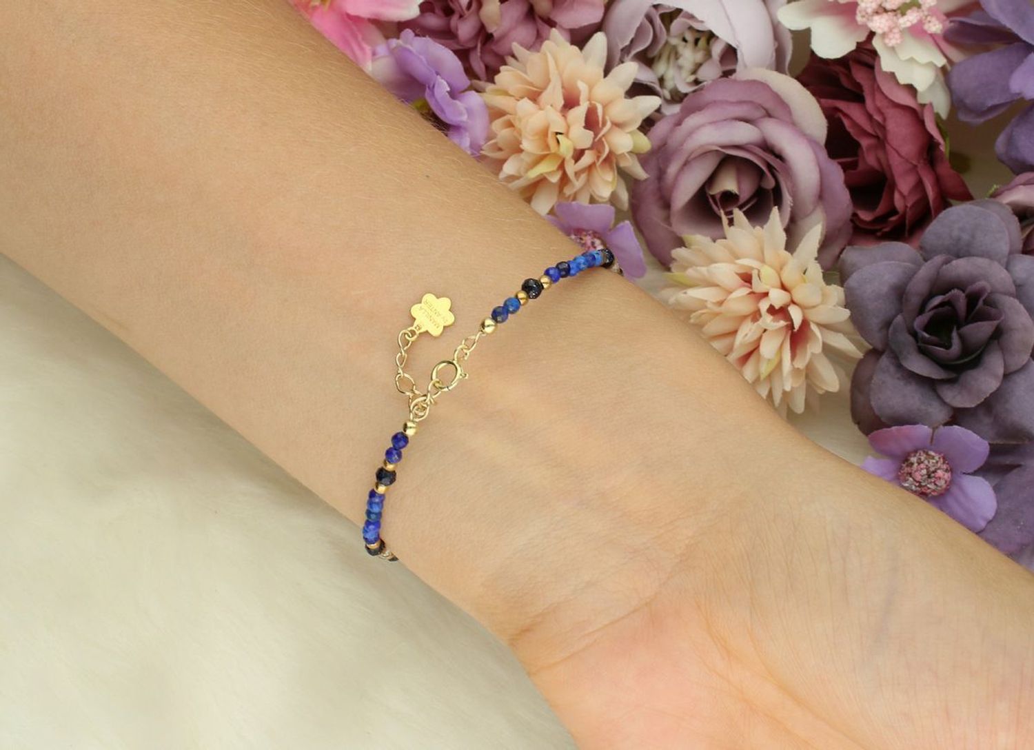 Pozłacana bransoletka damska DIA-BRA-13544-925 ze srebra próby 925, zdobiona kamieniami naturalnymi lapis, noc Kairu, kryształ górski. Długość 17+3 cm, waga 2,30 g. Delikatna i elegancka.1.jpg